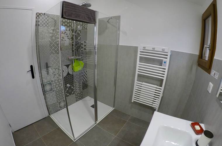 Salle de douche pour la Chambre Provençale et la Chambre du monde