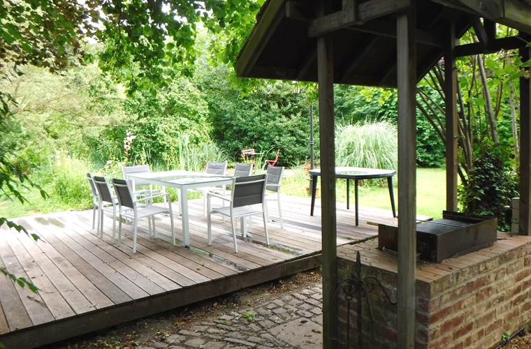 Terrasse au bord de la mare et barbecue