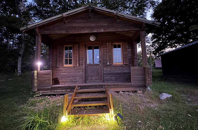 Chalet-mouflons-nuit-bois-famille-parc-animalier-saint-hubert-gages-aveyron