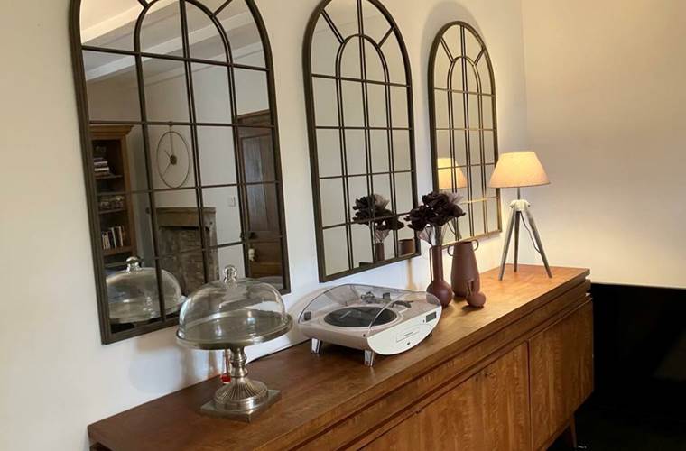 Salon avec lecteur vinyle et enceintes BT