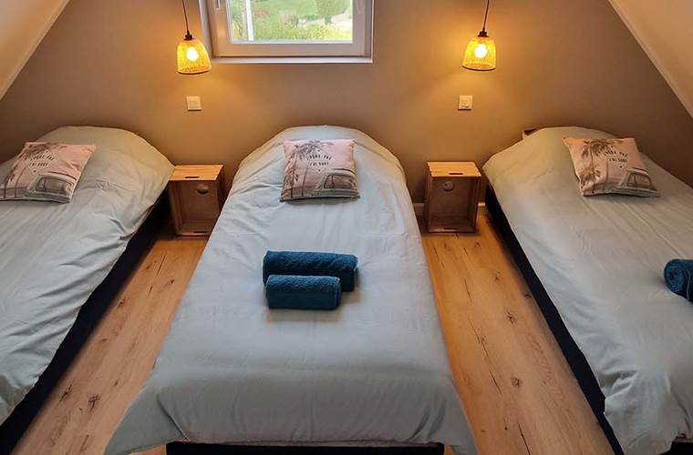Chambre 3, dite "le dortoir", à l'étage, avec 3 lits simples, avec possibilité de l'aménager d'un lit double de 180cm. C'est exactement la même dans les deux portsallaises.