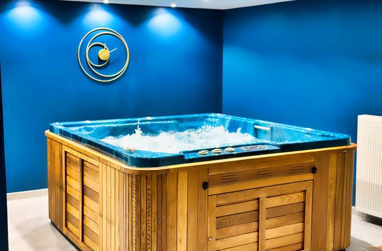 Jacuzzi en bois dans l’espace spa privatif Le Magnolia