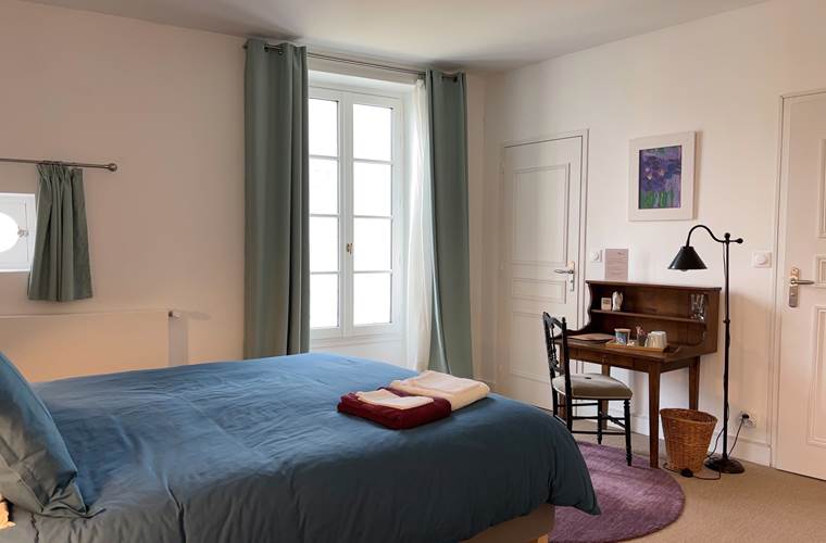 La chambre équipée d'une  vaste penderie et d'un bureau