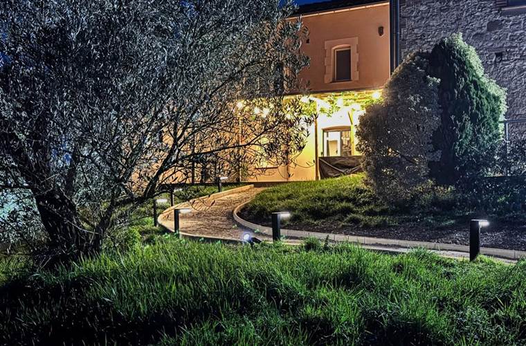 chemin-eclaire-terrasse-gite-le-cottage-location-lauragaise.jpeg