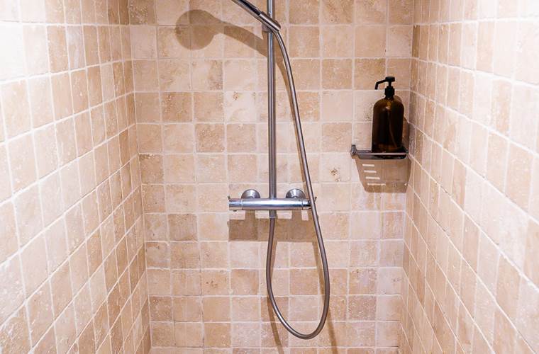 Douche à l’italienne avec robinetterie moderne
