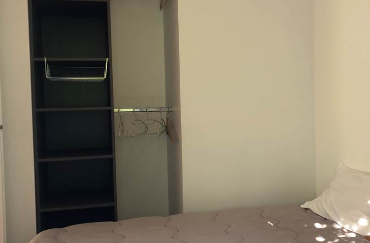Les Mazets du Rouret - chambre deux lits simples dressing