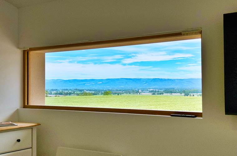 studio-le-lodge-vue-campagne-fenetre-panoramique.jpg