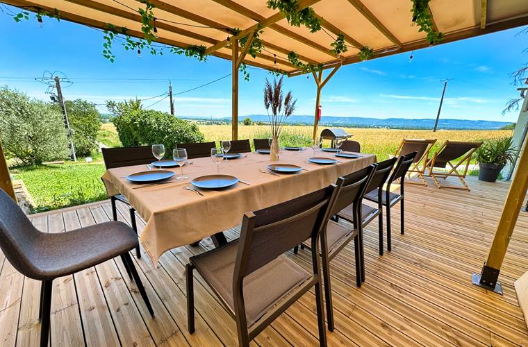 gite-le-cottage-terrasse-vue-montagne-noire-repas.jpg