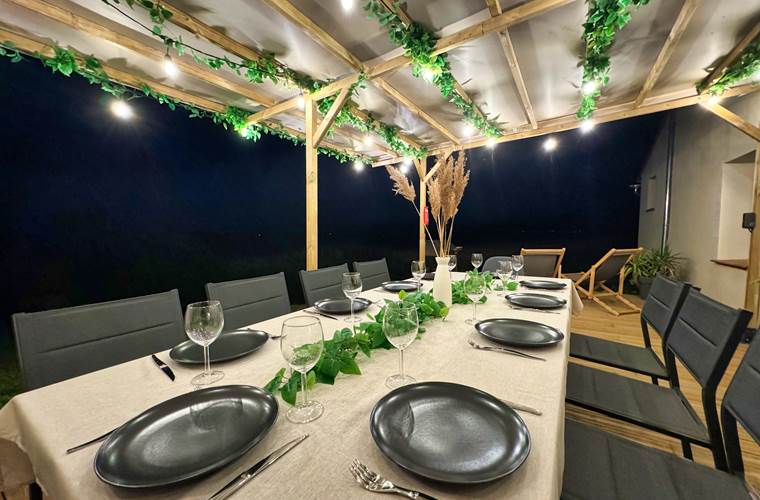 table-diner-soir-cottage-terrasse-location-lauragaise.jpg