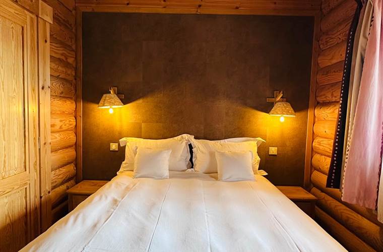 Chambre avec belle literie et salle d'eau privative, vue sur le lac