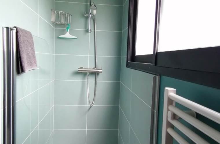 Salle d'eau avec douche et lavabo. Les serviettes et un sèche-cheveux sont fournis