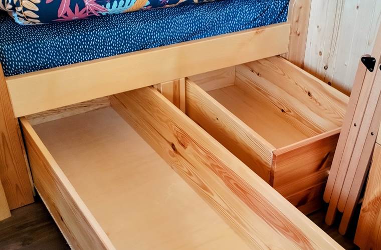 grands tiroirs de rangement sous le lit