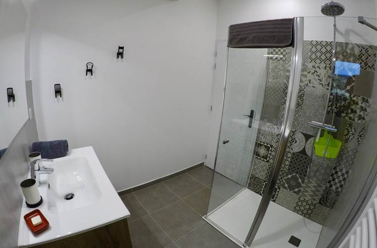 Salle de douche pour la Chambre Provençale et la Chambre du monde au Cellier des Amis