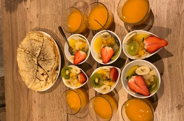 salade fruits maison, crèpes, jus de fruits frais