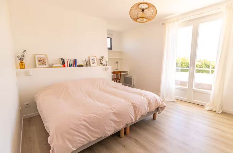 La Bergeronnette - Chambre 2 à l'étage, lit double et terrasse balcon