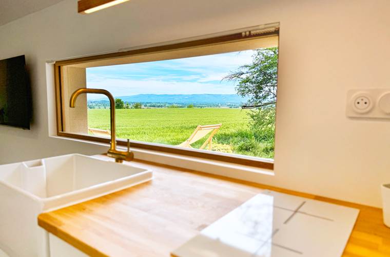 cuisine-le-lodge-vue-campagne-lauragaise.jpg