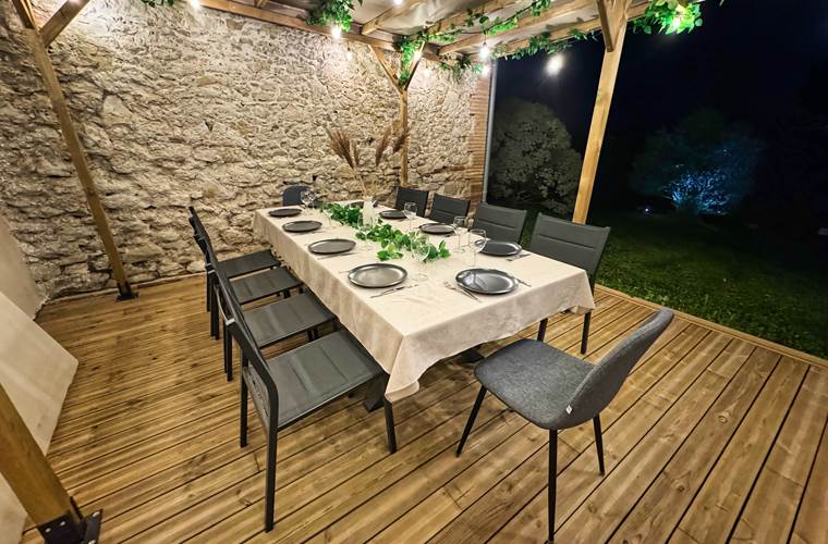terrasse-couverte-cottage-soiree-location-lauragaise.jpg