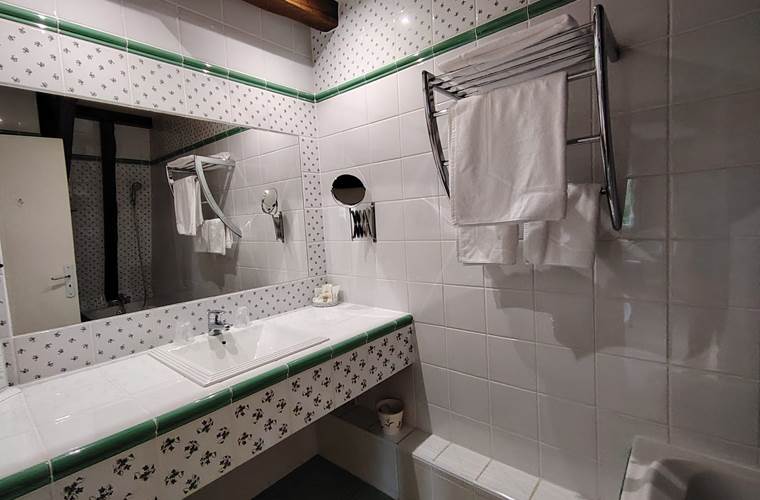 Salle de bain et toilettes indépendantes