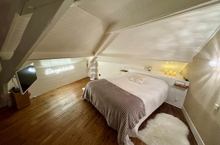 chambre en mezzanine gîte des anges et des bulles , lit Qeen size