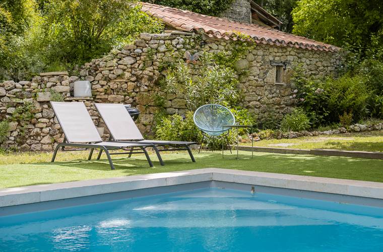 Ambiance estivale autour de la piscine du Domaine Sainte Raffine