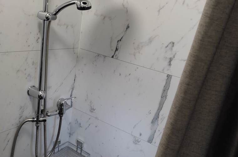Chambre 8, douche.