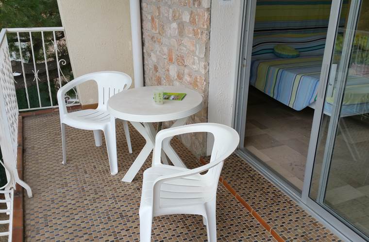 Terrasse avec vue sur la piscine et la montagne