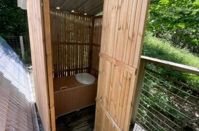 Toilettes sèches à côté du Tipi