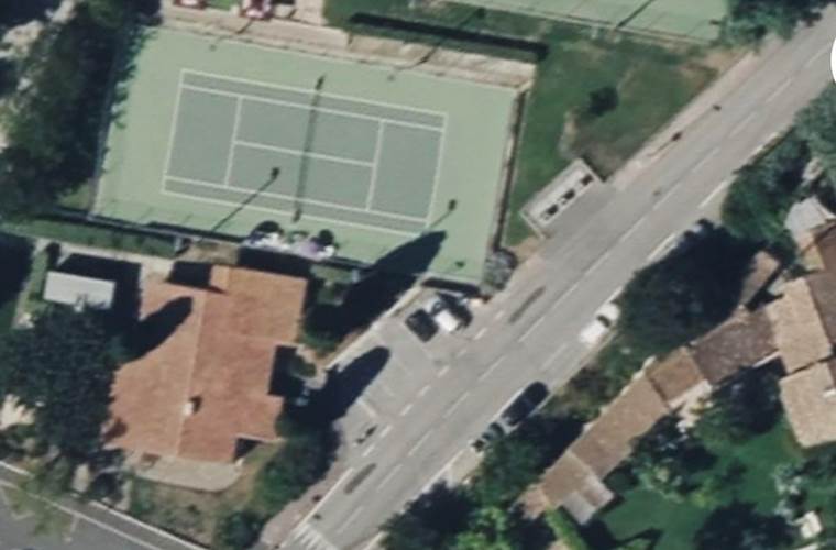 tennis de l"autre coté de la route