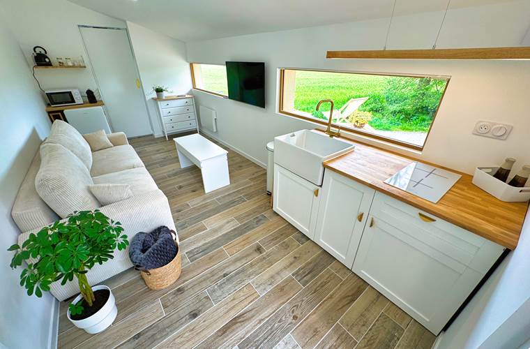 studio-le-lodge-interieur-cuisine-equipee-vue-nature.jpg