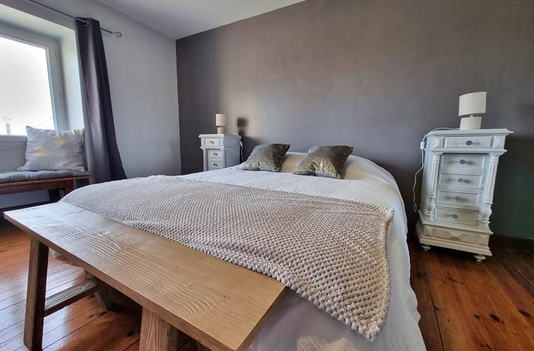 chambre-parentale-cottage-bois-location-lauragaise.jpg