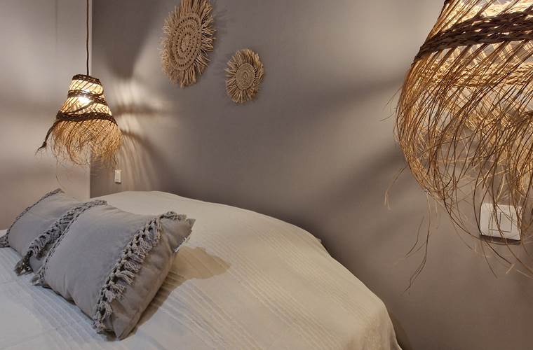 Chambre 1 au rez-de-chaussée. Lit double de 160cm. La chambre 1 est exactement la même dans les deux Portsallaises.