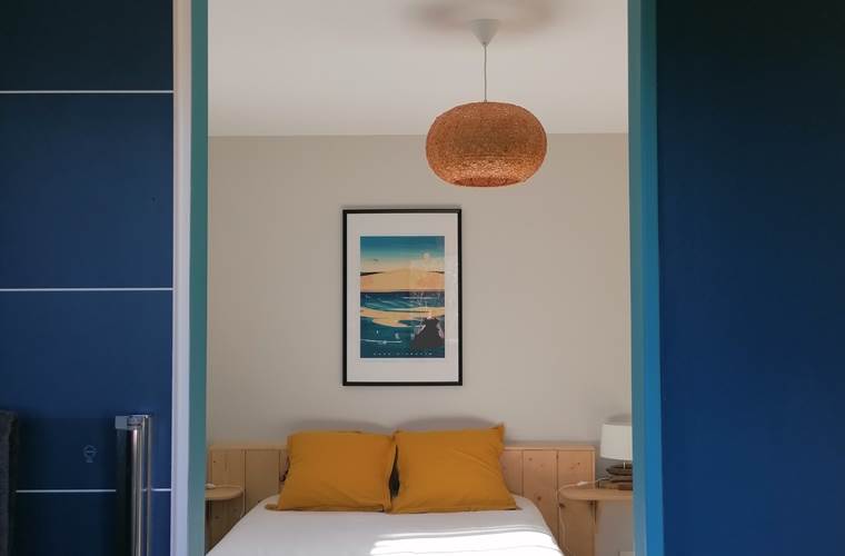 La salle d'eau donne sur la chambre. La literie est récente et confortable