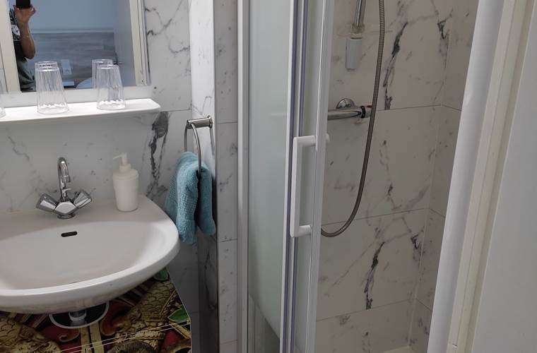 Chambre 4, cabine douche et lavabo.