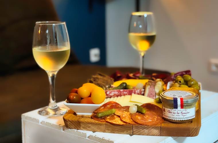 Ambiance cosy et gourmande dans l’espace spa privatif Le Magnolia avec planche apéritive