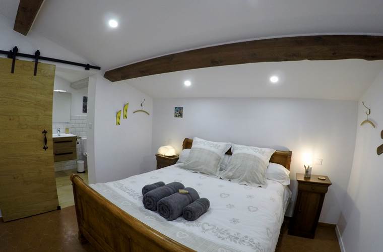Chambre Alpine et sa salle d'eau au Cellier des Amis