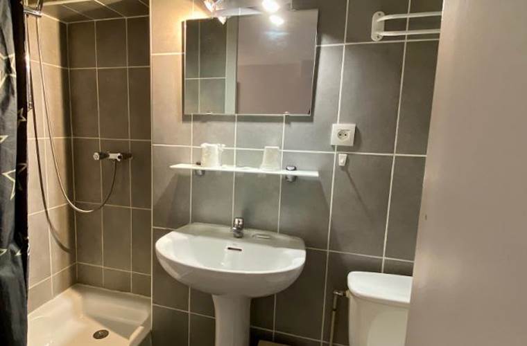 salle de bain avec douche