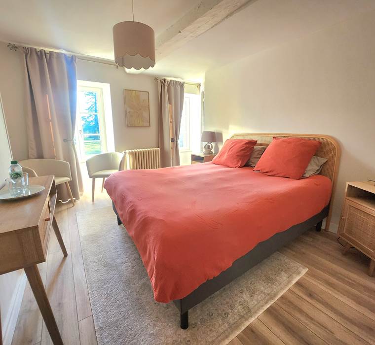 Chambre lumineuse et confortable