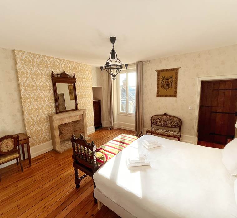 La Maison Voyage 41 - vue ensemble lit King Size, cheminée, bureau - Chambre Chateau