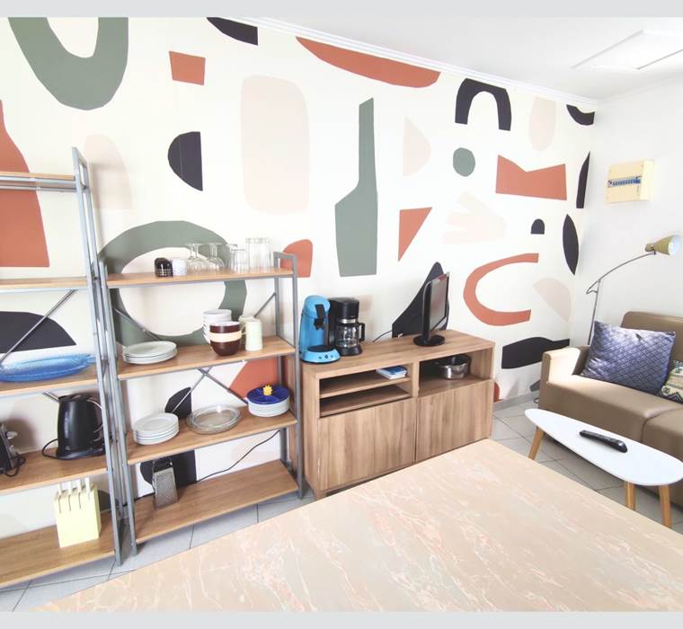 Maison Réthaise 2 – Séjour cosy et graphique Ambiance contemporaine dans un espace bien agencé, parfait pour savourer des moments de détente en centre-ville.