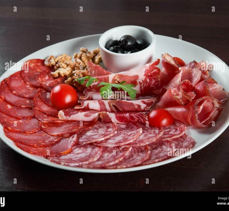 assiette-de-charcuterie-variee-au-restaurant-2g69kwj
