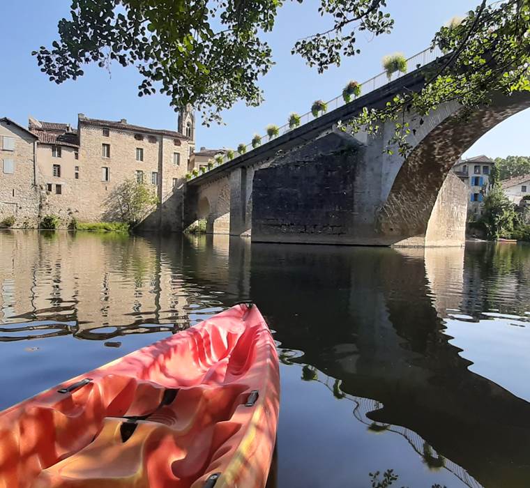 Départ touristique en Canoë sous le pont de saint Antonin noble Val