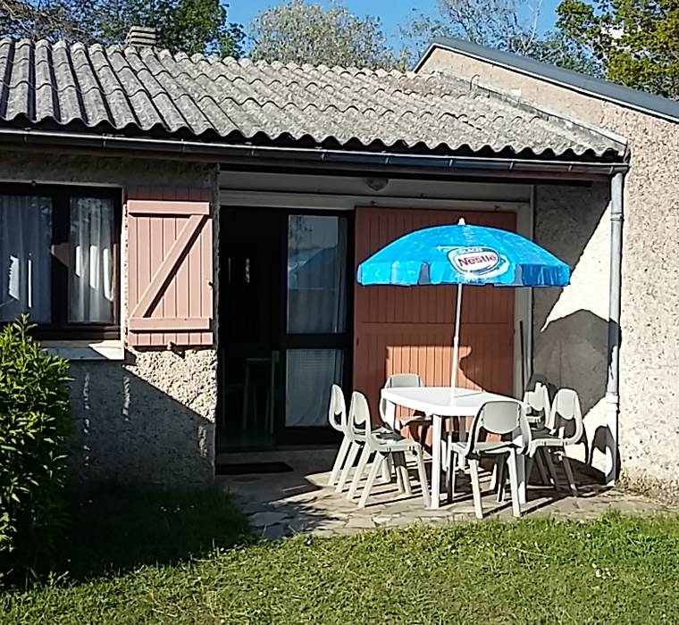 Gîte 7 personnes-vue de l'extérieur et terrasse