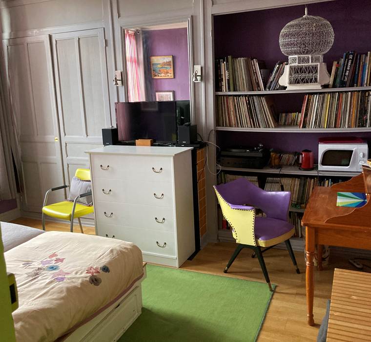 Vu de la chambre lits jumeaux du bureau et télé