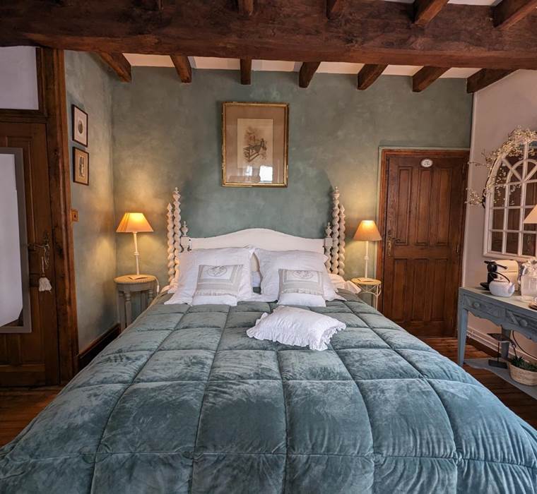 Moulin-Rouhaud-Chambre-la-Tour-lit-queen-size