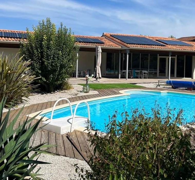 la maison et la piscine