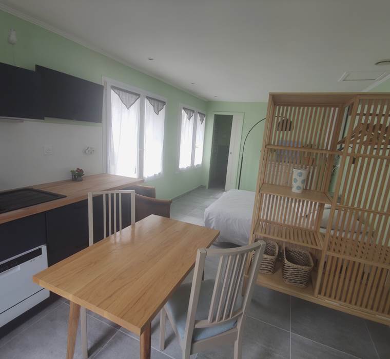 Maison Réthaise 1 : charme, art et confort au centre de La Flotte Une maison soigneusement aménagée avec des pièces lumineuses et tout le nécessaire pour un séjour agréable.