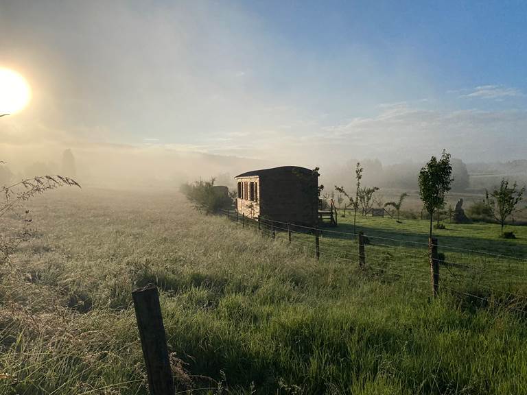 Les terres de la chouette, roulotte dans la brume matinale