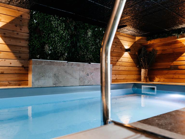 Piscine élégante dans une demeure historique