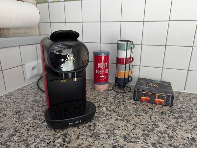 Capsule espresso maker in the fully-equipped kitchen at Tuffeau Sunsets, Jaulnay Gites de Famille..