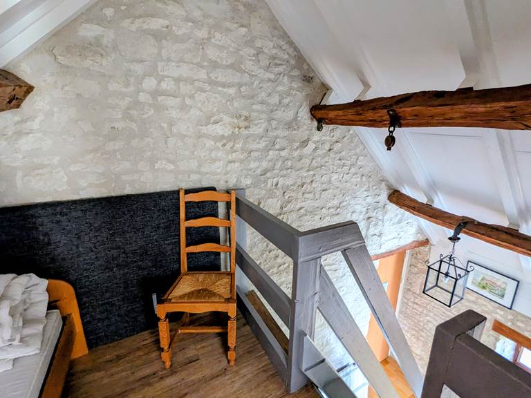 landing-stairs-cachette-jaulnay-gites-de-famille